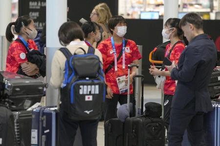 宮田辞退の体操女子がパリ入り　落ち着いた様子で空港到着