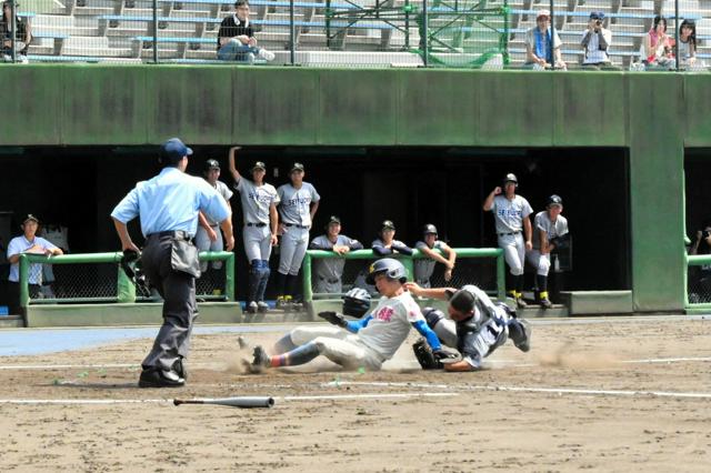 花咲徳栄がタイブレーク制し準決勝へ　西武台も8点差を追いつく粘り