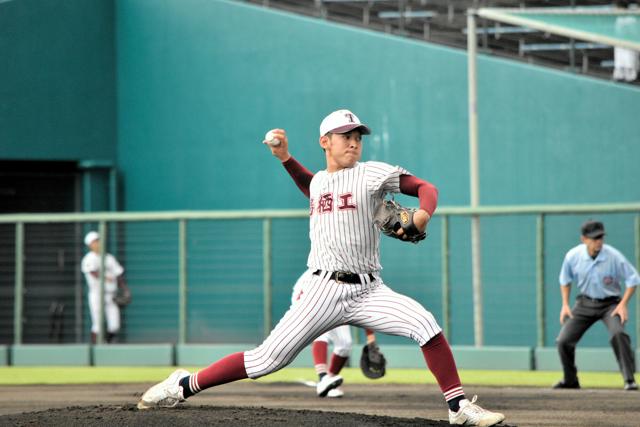 佐賀大会注目の鳥栖工2年生エース、決勝で涙　「来夏もっと堂々と」