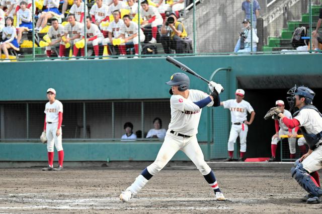 「模範的」から長打狙いでチーム引っ張る　浦和学院の主将、三井雄心