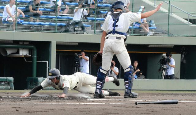 文星芸大付、連覇届かず　27日に準決勝2試合