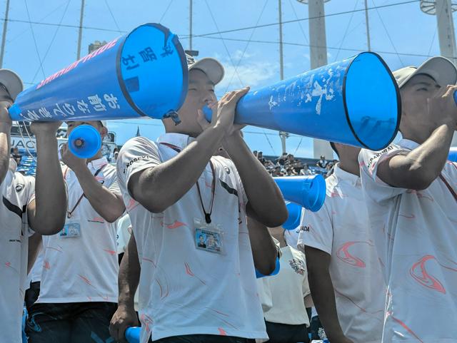 「練習は噓をつかない」　伝統の特大メガホン手に　日大三の応援団長