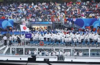 セーヌ川沿い歓声に笑顔で旗振り　雨中のパレード、選手は高揚