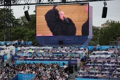 パリ五輪開会式にレディー・ガガさん　キャバレー衣装でピアノ演奏