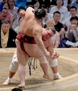 照ノ富士１０度目Ｖ、決定戦制す　休場明けで１２勝３敗