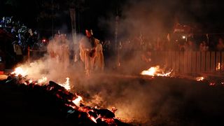 【動画】無病息災願い火渡り祭