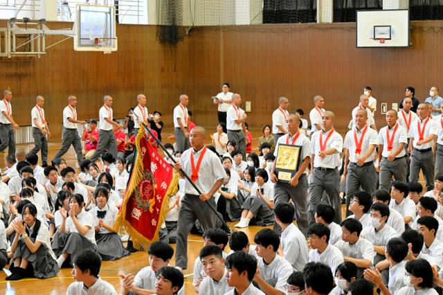 「1勝を目標に頑張る」　有田工で壮行式、2年ぶりの甲子園へ出発