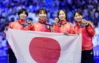 フェンシング女子団体で「銅」　競泳鈴木は４位、瀬戸決勝へ