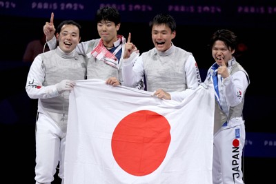 フェンシング男子フルーレ団体、日本が初の金メダル　パリ五輪