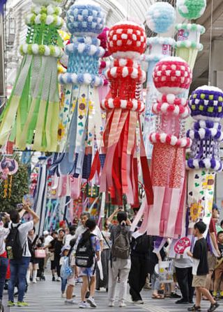 短冊に願い、能登へも届け　仙台七夕まつり開幕