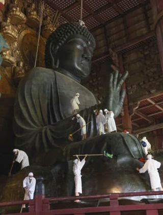 奈良の大仏様「お身拭い」　夏にすっきり、東大寺