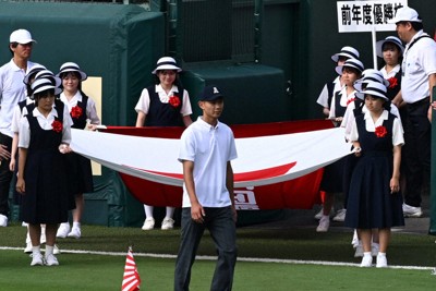 終わったと思った夏の甲子園　入場行進、先導役は能登・穴水高の主将