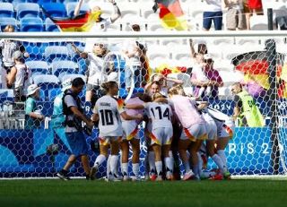 女子、ドイツがスペイン下し銅　サッカー・９日