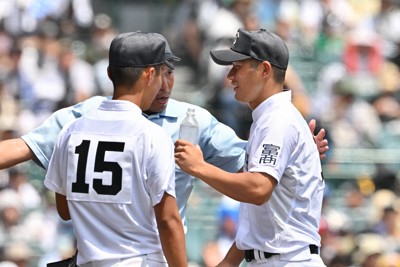 打球を追った後、足がつった?　富山商の外野手交代　夏の甲子園