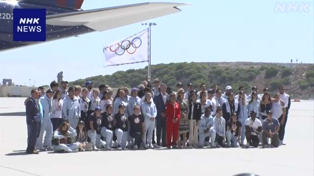 オリンピックの旗 次回開催都市のロサンゼルスの空港に到着