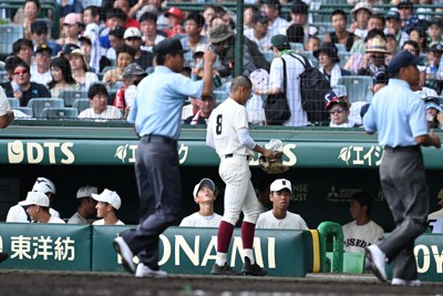 雷鳴で試合が10分間中断　早稲田実－鶴岡東　夏の甲子園