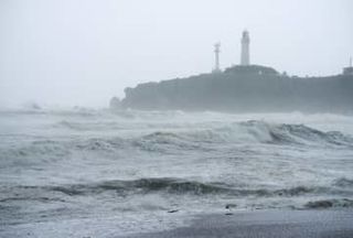 台風7号接近、お盆の交通直撃　新幹線と空の便で運休相次ぐ