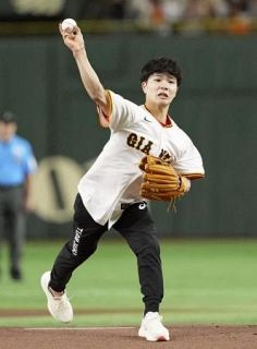 体操金の岡慎之助らが始球式　プロ野球の巨人―中日戦