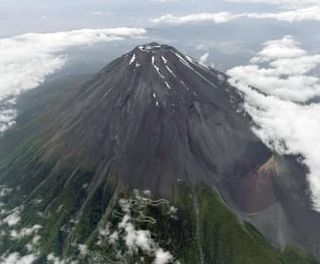 富士山、静岡県側も通行料検討　入山時間を制限、来夏目標に