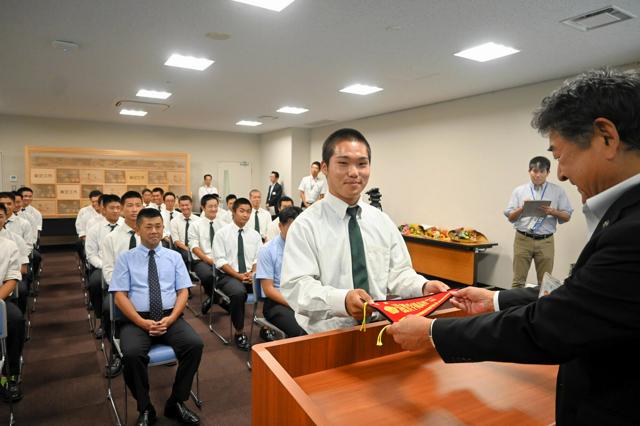 ベスト8の滋賀学園、地元の東近江市長に報告 高校野球