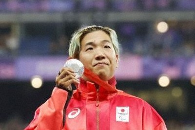 陸上400メートル、佐藤友祈が銀　61歳の伊藤智也が銅