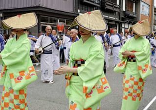 秋の訪れ告げる哀愁の調べ　「おわら風の盆」始まる