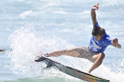 男子は小林桂、女子は松岡亜音が優勝　サーフィン・御前崎プロ