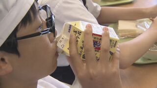 牛乳 “ラッパ飲み” でぐびぐび…学校給食もストローレス時代　なかにはこぼしてしまう子ども…お行儀悪い？エコ？それとも？？