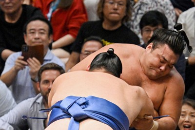 変化に動揺せず　大の里が霧島破り10連勝　大相撲秋場所