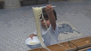 「流しうどん」に子どもたちが四苦八苦　沖縄市