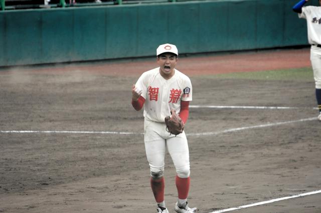 甲子園ベンチ外の右腕が快投でも…　智弁学園監督の顔がくもる理由