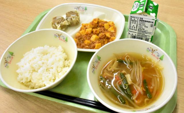 全小中学校の給食、0～15歳の医療費が無償に　1日から青森県