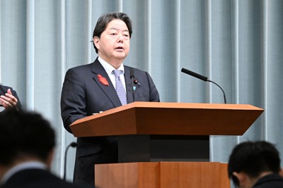 石破内閣の記念写真「軽微な編集処理」　官房長官も加工認める