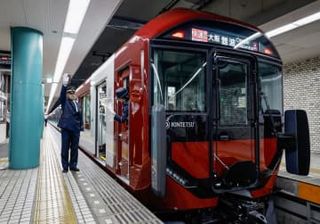 近鉄で24年ぶり新型車両出発式　正面に八角形デザイン