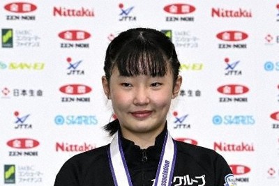 張本美和、伊藤美誠を破りシングルス決勝へ　卓球・アジア選手権