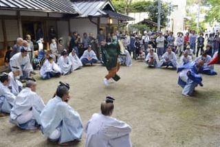 えびす様、神事でジャンプ披露　和歌山・古沢厳島神社