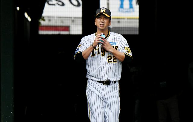 阪神の藤川球児新監督が背番号22で始動　甲子園球場で秋季練習