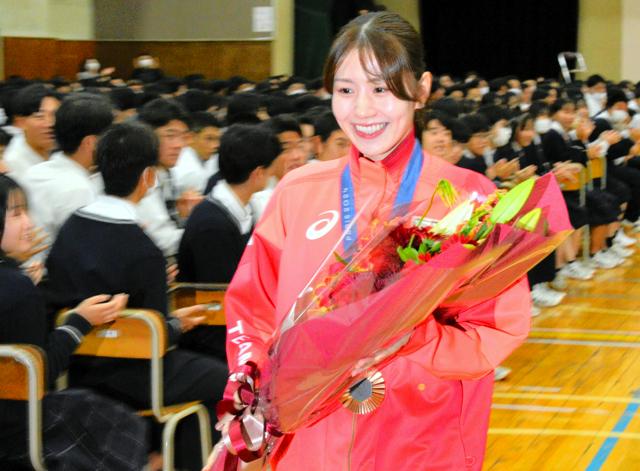 「シダマツ」志田選手、五輪バド銅メダルを母校で報告　県民栄誉賞も