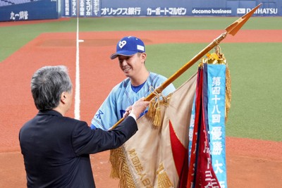 予選敗退の大阪ガスが優勝旗返還「来年、必ず」　野球・日本選手権