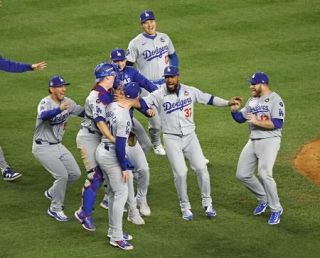 大谷、仲間と制覇喜び分かち合う　メジャー７年目、初のＷシリーズ