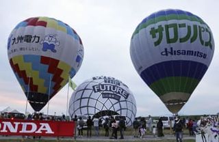 強風にため息、飛行見合わせ　佐賀バルーンフェスタ開幕