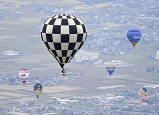 秋の夕空にカラフル熱気球、佐賀　バルーンフェスタ開幕