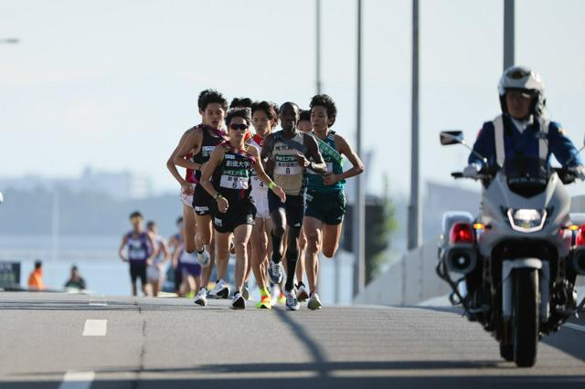 全日本大学駅伝　2区終盤で創価の吉田響・青学の鶴川が先頭を並走