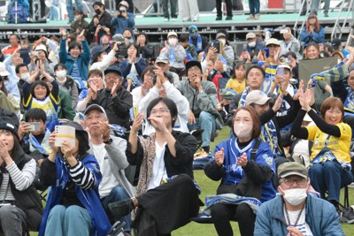 FC今治、サッカーJ2昇格へ　「最高や」「悲願やけん」ファン歓喜