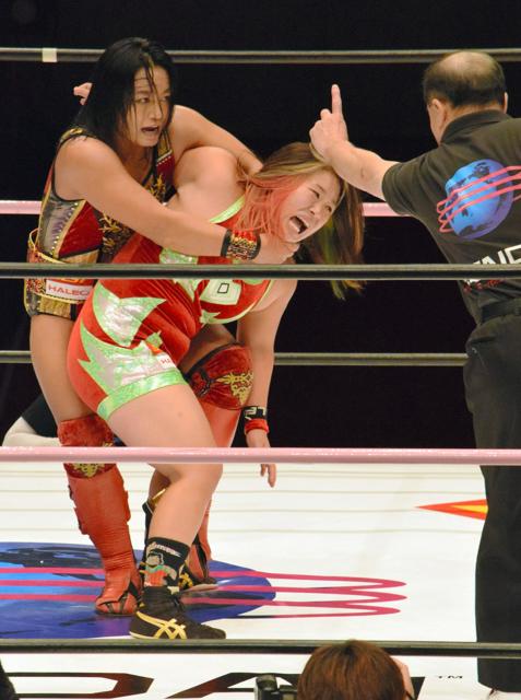 初の「空港プロレス」、ロビーの特設リングで開催　女子レスラー戦う