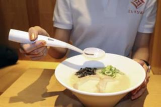 一風堂、電気スプーンで塩分オフ　30％、ラーメン限定発売