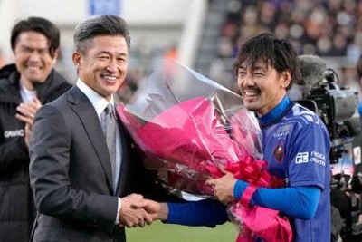 元サッカー日本代表・松井大輔さん引退試合　華麗なボレーに観衆沸く