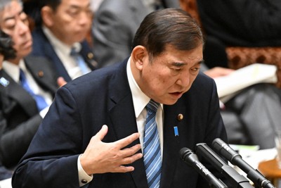 愛煙家の首相「1日数本に減った」「禁煙までもう少し」　参院予算委