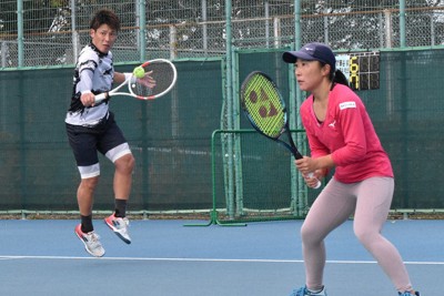 好プレーに拍手や声援　マルトモ杯タイゾー毎日テニス、松山で初開催