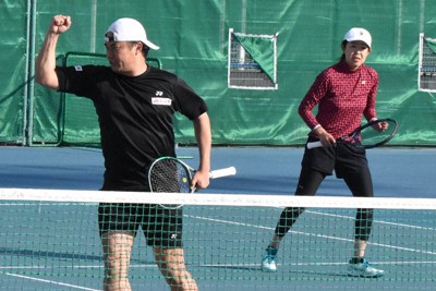 杉村太蔵さんペア、準決勝で地元選手に惜敗　タイゾー毎日テニス